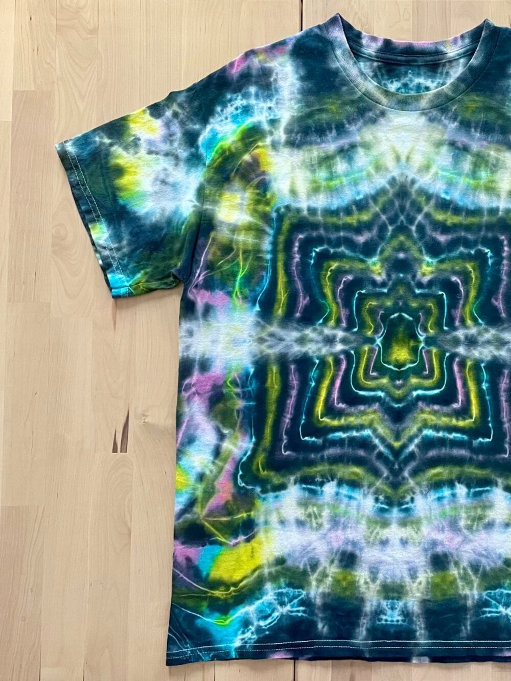 Gildan Unisex Neon Burst Mandala Tie Dye T-Shirt size Large Blue Yellow Pink - Picture 2 of 8